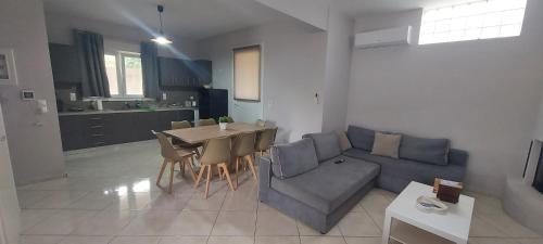 Gianni & Sophia airport house