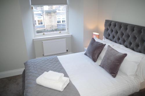 Säng eller sängar i ett rum på Dreamhouse Apartments Glasgow St Vincent Street