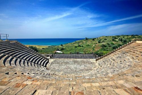 an empty amphitheater with the ocean in the background at Lydia's Sea View - 2 bed House in Episkopi Lemesou