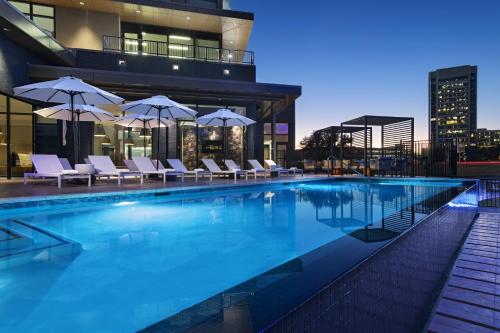 Bazén v ubytování Hotel Indigo Irving - Las Colinas by IHG nebo v jeho okolí