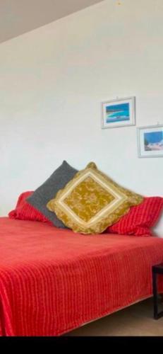 - une chambre avec un lit rouge et une couverture rouge dans l'établissement Seahouse Menton Garavan, à Menton