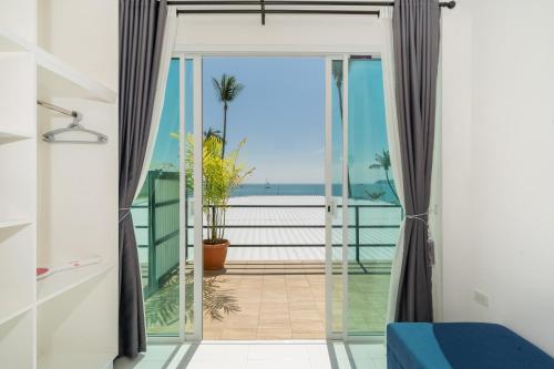 a room with a view of the ocean at 哦先生的海景别墅 Aoyon Beach in Phuket Town