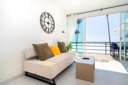 a living room with a couch and a view of the ocean at 哦先生的海景别墅 Aoyon Beach in Phuket Town