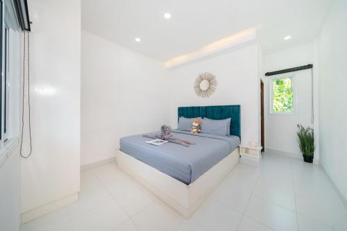 a bedroom with a bed with a teddy bear on it at 哦先生的海景别墅 Aoyon Beach in Phuket Town