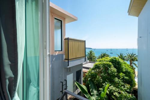 an apartment balcony with a view of the ocean at 哦先生的海景别墅 Aoyon Beach in Phuket Town