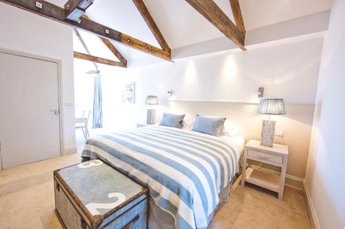 Кровать или кровати в номере St Mawes Hotel