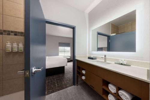 une salle de bain avec un lavabo et un miroir dans l'établissement La Quinta by Wyndham Ft. Worth - Forest Hill, TX, à Forest Hill