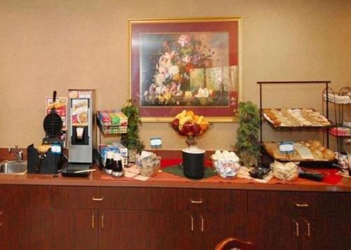 een aanrecht met eten erop bij Quality Inn & Suites Tarboro - Kingsboro in Tarboro