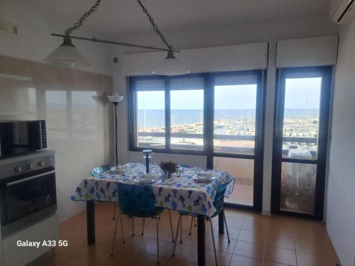 un tavolo in cucina con vista sulla città di La Suite Sinatra a Nettuno