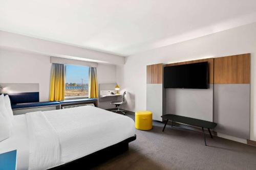 Una cama o camas en una habitación de Holiday Inn Express & Suites George - Quincy South by IHG