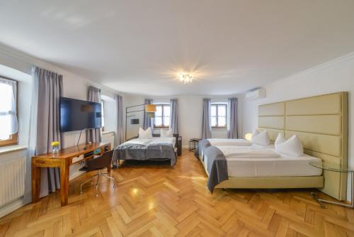 A bed or beds in a room at Hotel Wandinger Hof by Lehmann Hotels