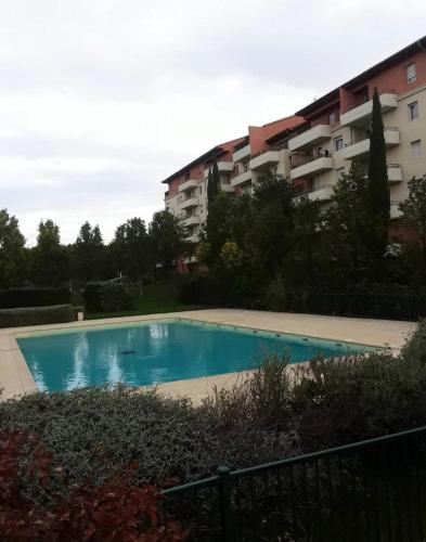 une grande piscine devant un immeuble dans l'établissement Appartement spacieux avec piscine, à Marseille