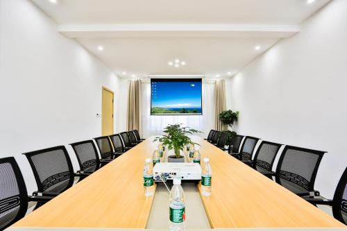a conference room with a long table and chairs at Shanghai Meihao Premium Journey Hotel - Shanghai International Tourism Resort Store in Shanghai