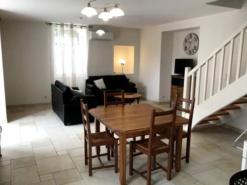 un salon avec une table, des chaises et un canapé dans l'établissement Maison Lotoise - Rocamadour - Padirac and Sarlat, à Saint-Sozy