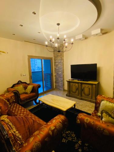 TV a/nebo společenská místnost v ubytování Luxurious Duplex, 5K Premium Housing!