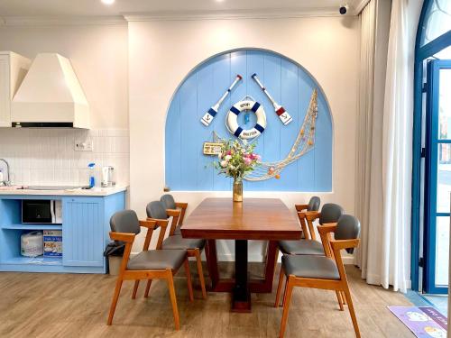 a kitchen and dining room with a table and chairs at Villa 4 bedrooms, 5 bathrooms, sea view at NovaWorld Phan Thiet 53 in Bình Tú