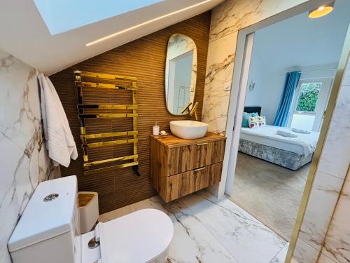 Ванная комната в Seascape Bliss - My Joyful Coastal Retreat in Youghal`s heart - Family Friendly - Long Term Price Cuts