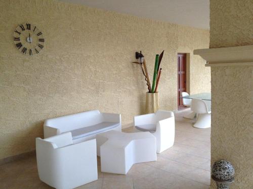 Posezení v ubytování Luxury Marina & Sea View Condo at Porto Cupecoy St Maarten