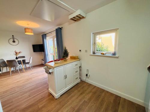 Кухня или мини-кухня в Seascape Bliss - My Joyful Coastal Retreat in Youghal`s heart - Family Friendly - Long Term Price Cuts
