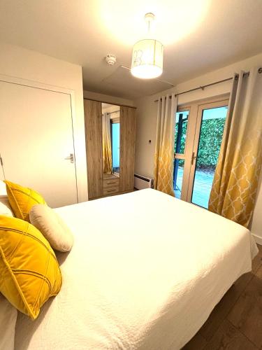 Кровать или кровати в номере Seascape Bliss - My Joyful Coastal Retreat in Youghal`s heart - Family Friendly - Long Term Price Cuts
