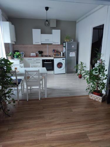 - une cuisine avec une table blanche et des appareils électroménagers blancs dans l'établissement Appartement avec stationnement gratuit, à Troyes