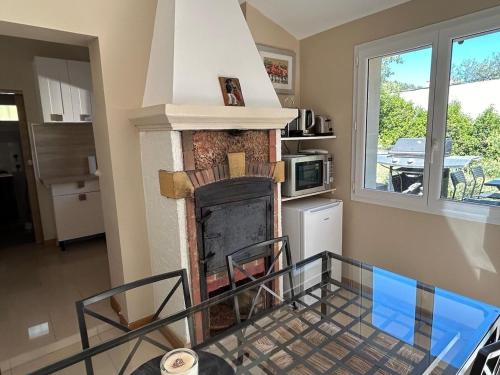 un salon avec une cheminée dans une pièce dans l'établissement Petite Maison de Charme, à Auriol