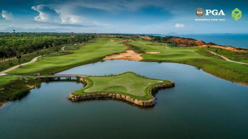 an aerial view of a golf course with water at Villa 4 bedrooms, 5 bathrooms, sea view at NovaWorld Phan Thiet 53 in Bình Tú