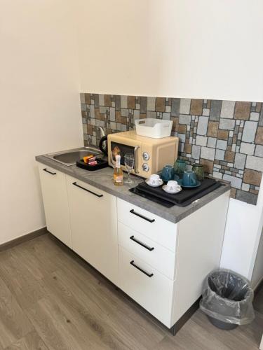 Η κουζίνα ή μικρή κουζίνα στο Di Vaio s Apartments adiacente metro Rione Alto