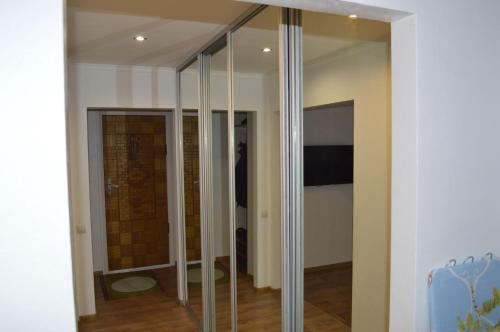 a room with glass mirrors in a room at Apartment On Pribuzhskaya 2 in Khmelʼnytsʼkyy