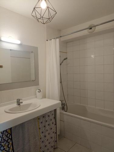 une salle de bain avec un lavabo, une douche et une baignoire dans l'établissement Appartement Centre Ville , Saint Sever, à Saint-Sever
