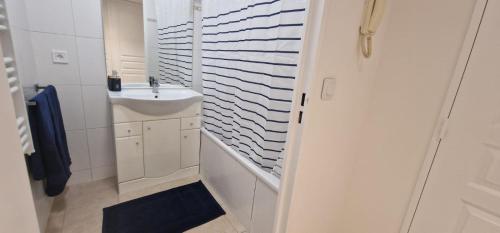 Photo de la galerie de l'établissement Marin apartment with swimming pool, à Antibes