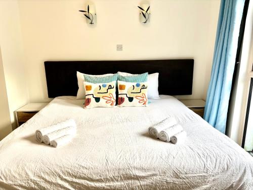 Кровать или кровати в номере Seascape Bliss - My Joyful Coastal Retreat in Youghal`s heart - Family Friendly - Long Term Price Cuts