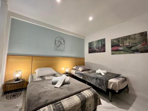 two beds in a room with two lamps and two beds sidx sidx sidx at chez Chantal zone touristique garage gratuit in Salou