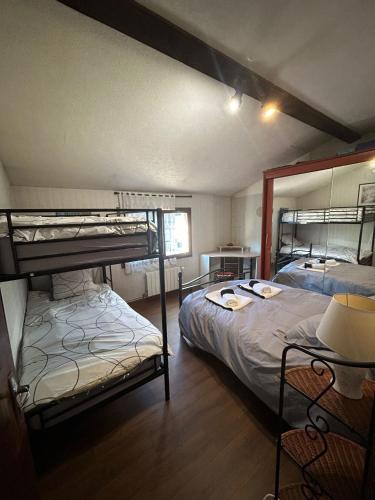 - une chambre avec 2 lits superposés et un miroir dans l'établissement Maison Savignac les ormeaux, à Savignac-les-Ormeaux