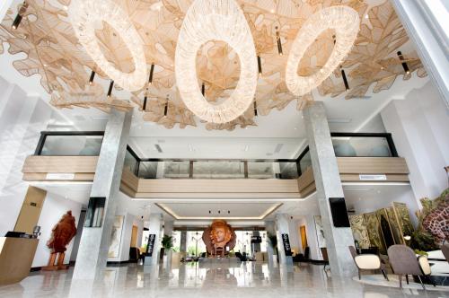 Ο χώρος του λόμπι ή της ρεσεψιόν στο The Q Hotel & Suite Vientiane 万象Q套房酒店