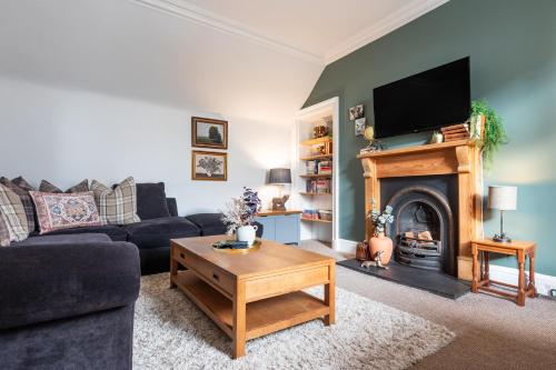 Una sala de estar con un sofá y una chimenea. en Taigh Carnan, en Inverness