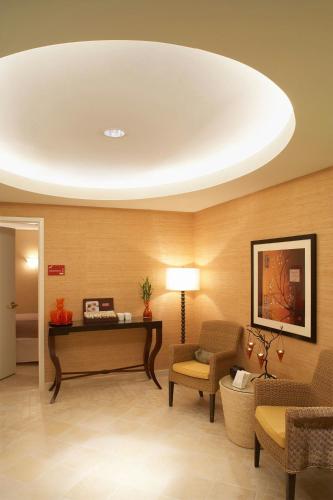 a lobby with a waiting room with a table and chairs at Hartford Marriott Downtown in Hartford
