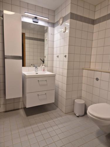 a white bathroom with a sink and a toilet at Moderne 2 Roms Leilighet i Hjertet av Oslo in Oslo