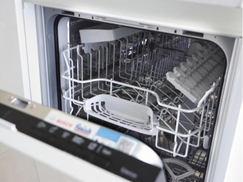 a dishwasher with a dish rack filled with dishes at Pepe's Home Appartamenti in Nichelino