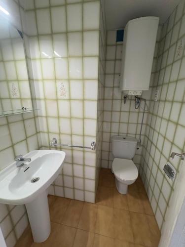Ένα μπάνιο στο Holidays Oasis Roses marítim