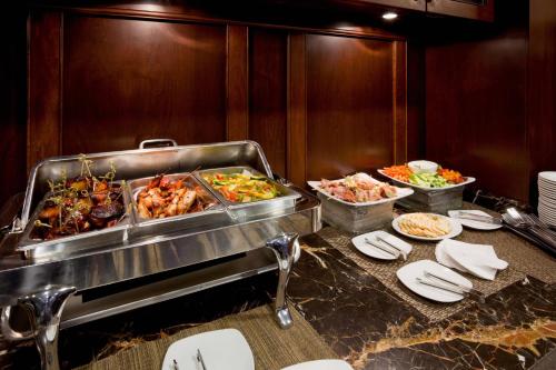 Makanan di atau berdekatan hotel
