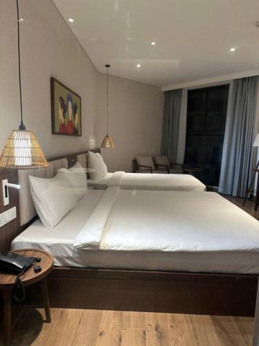 a large white bed in a hotel room at Apec Mandala Romantic Mui Ne in Ấp Thiẹn Ái