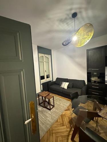 un salon avec un canapé et une table dans l'établissement Appartement dans Maison de Maître, à Schiltigheim