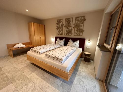 Кровать или кровати в номере Aurora Lodge Holiday Chalet