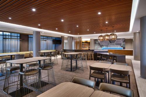 a restaurant with tables and chairs and a bar at SpringHill Suites by Marriott El Paso Airport in El Paso
