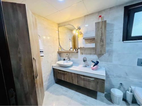 a bathroom with a sink and a mirror at Ella Willa Suite House Butik Otel in Gure