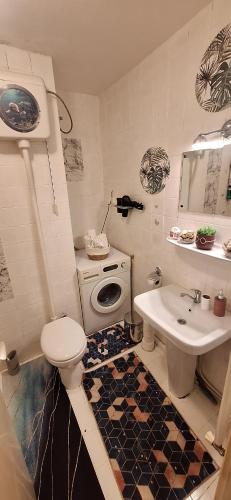 un baño con inodoro y lavabo en Apartman Sky, en Sarajevo