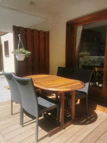 - une table et des chaises en bois dans l'établissement Chalet des loulous, à Narreyroux