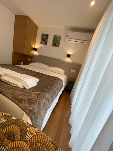 two beds in a hotel room with a window at Casa do Ferreiro T2 in Montalegre