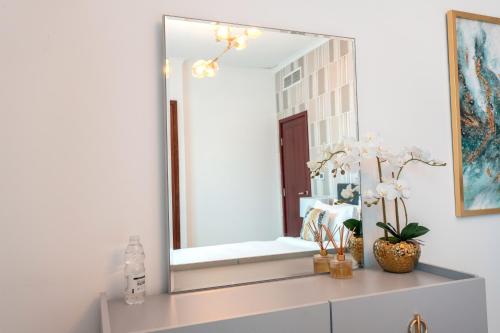 une salle de bain avec un miroir et un lavabo dans l'établissement INA Homes-Residences Tower 7 Full Burj Khalifa & Fountain Views, à Dubaï